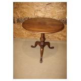 Queen Anne tilt top table>