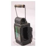 red lens on this side >