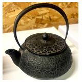 Vintage Nanbu Tekki Cast Iron Tetsukyusu teapot> Vintage Nanbu Tekki Cast Iron Tetsukyusu teapot>