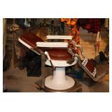 enameled working barbers chair >