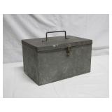 antique tackle box full>>>