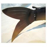 crank wind at nose, tail can be locked>