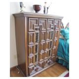 matching chest of drawers>