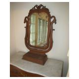 close up og mirror and >