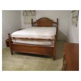 modern oak queen bed >>