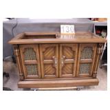 Magnavox AM/ FM Radio Works  W/ Turntable -