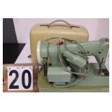 Vintage Singer Sewing Machine (Powers On)