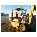 Cat 494 R Diesel Fork Lift {Runs and Drives),