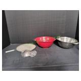 (2)Colanders, Vegetable Steamer & Splatter Screen