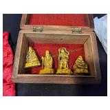 Vtg Wooden Jewelry Box w/ (4) Chess Pieces