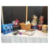 Lot of Gift Baskets, Holiday Decorations & More Lot of Gift Baskets, Holiday Decorations & More