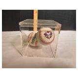 Ken Griffey Jr & Barry Bonds Baseballs in Case Ken Griffey Jr & Barry Bonds Baseballs in Case