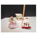 Pioneer Woman 4-Cup Holiday Measuring Cup & More