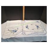 Vtg Embroidered Table Runner, Placemats & Napkins