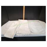 Vtg White Lace Tablecloth w/ Dinner Napkins