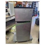 Magic Chef Doom Refrigerator, Model HMDR450SE