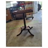 Vtg Scalloped Top Side Table w/ Pedestal Base