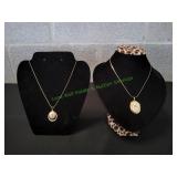 (2) Vtg Pendant Necklaces