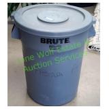 BRUTE Rubbermaid Trash Can w/ Lid