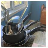 Farberware Pots & Pans (Missing one lid)