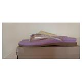 Ladies Anne Klein Flip Flops Size    box does not