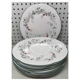 Pfaltzgraff winterberry Dinner Plates (7)