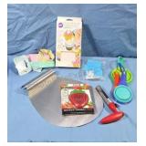 Assorted kitchen items.