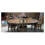Mid Century Dinning Room Table w 4Chair Set table