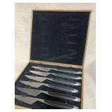 SERRATED STEAK KNIVES 6 BLACK HANDLES