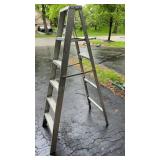 Aluminum step ladder. 5 Rung