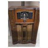 Vintage Zenith tube radio.