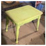 Country side table. 28ï¿½19ï¿½22.