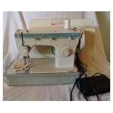 Singer Fashion Mate 258 Sewing Machine in Case