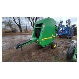 John Deere 458 round baler