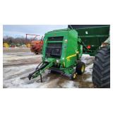 John Deere 458 round baler