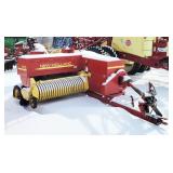 New Holland 570 Square baler with thrower