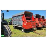 Gehl 970 front unload forage wagon