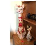 Cat statues: large cat has crack around it