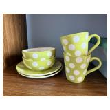 Sur la table polka dot dishes, plates, bowls,