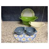 Colanders (4), plastic daisy plates (2)