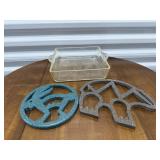 Pyrex baking dish, trivets (2)