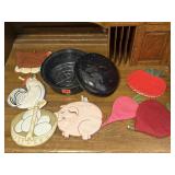 Enamel roasting pan, hot pads