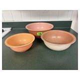 Pyrex stacking mixing bowls (3)
