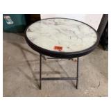 Round patio table