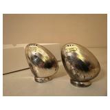 Clamshell salt & pepper shaker set