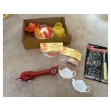 Kitchen lot, juicers, funnel, rosette iron, can