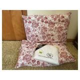NEW full size fitted sheet, bed pillows (2)