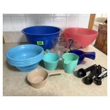 Kitchen lot, plastic bowls, measuring cups,