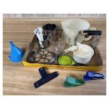 Measuring cups, clips, funnel, apple slicer,