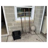 Crate, hay forks (3)